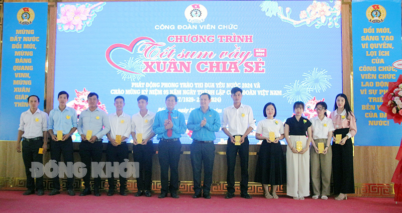 Công đoàn viên chức tỉnh tổ chức Chương trình “Tết sum vầy - Xuân gắn kết” năm 2024 Trao quà cho công đoàn viên chức và người lao động.
