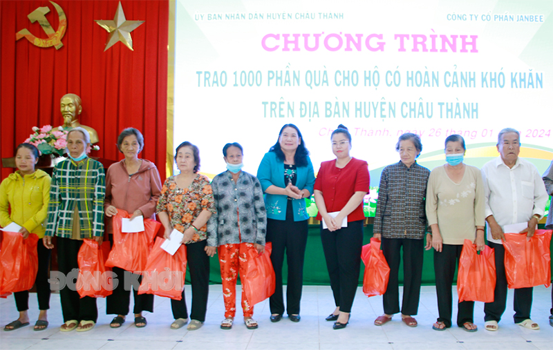 Phó chủ tịch UBND tỉnh Nguyễn Thị Bé Mười và đại diện đơn vị tài trợ trao quà cho các hộ dân.