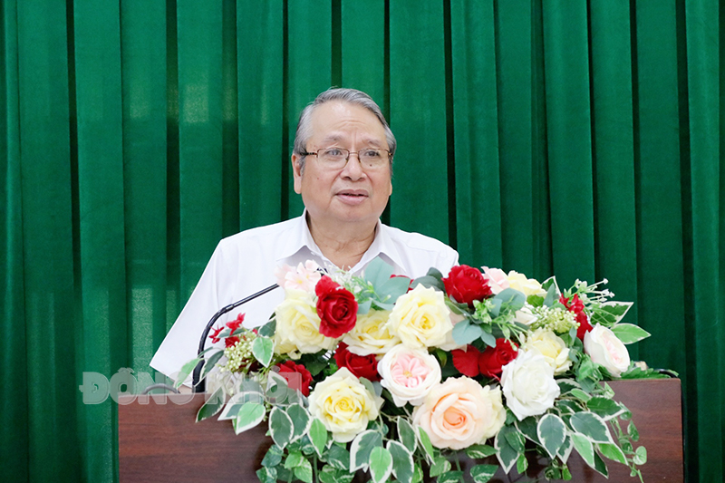 Trưởng ban Tuyên giáo Tỉnh uỷ Cao Văn Dũng báo cáo tại hội nghị.