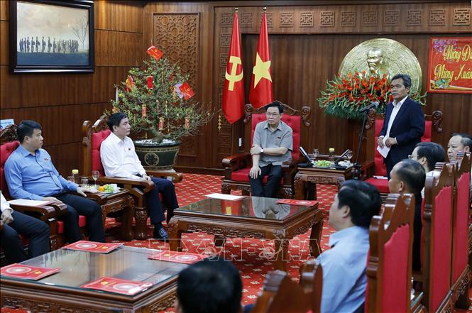 Chủ tịch Quốc hội Vương Đình Huệ làm việc với Ban Thường vụ Tỉnh ủy Gia Lai Bí thư Tỉnh uỷ Gia Lai Hồ Văn Niên báo cáo với Chủ tịch Quốc hội Vương Đình Huệ. Ảnh: Nhan Sáng/TTXVN
