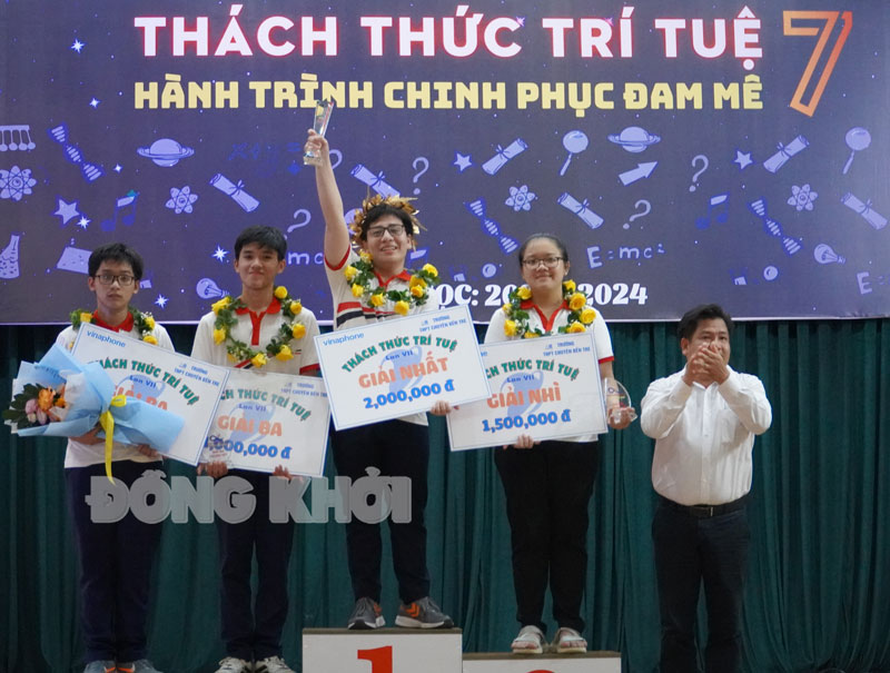 Hiệu trưởng Trường THPT Chuyên Bến Tre Nguyễn Minh Chí trao thưởng cho thí sinh đạt giải