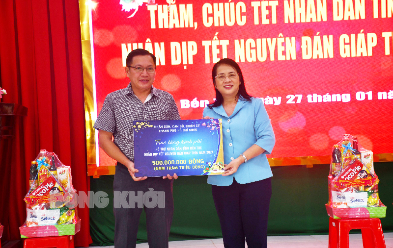 Trao quà tết cho gia đình chính sách, người nghèo khó khăn ở Châu Thành Trao bảng tượng trưng 500 triệu hỗ trợ quà tét cho cho người nghèo ở Bến Tre