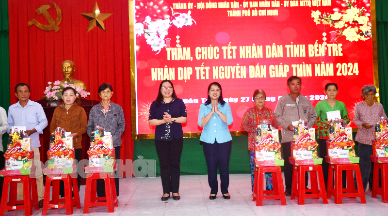 Trao quà tết cho gia đình chính sách, người nghèo khó khăn ở Châu Thành Bà Trần Kim Yến và Nguyễn Thị Hồng Nhung trao quà cho người dân