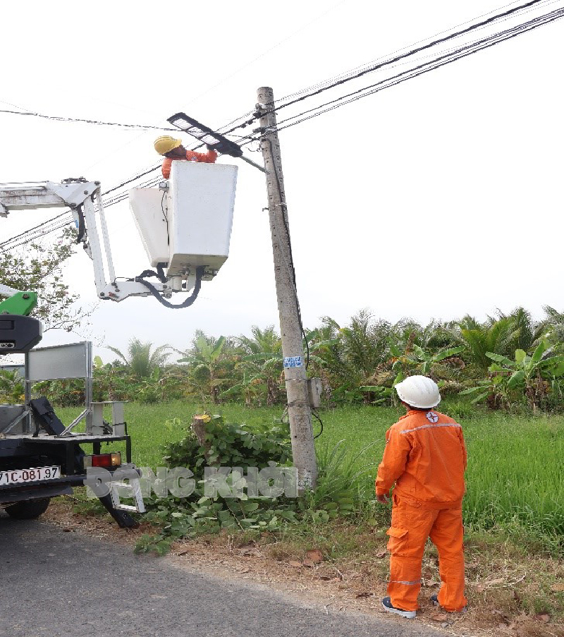 Thi công lắp đặt bóng đèn năng lượng mặt trời