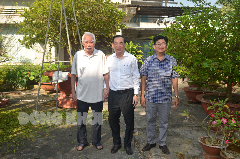 Chủ tịch UBND tỉnh Trần Ngọc Tam thăm, chúc Tết cán bộ hưu trí Chủ tịch UBND tỉnh Trần Ngọc Tam cụp hình với đồng chí Lê Chí Nhân - nguyên Uỷ viên Ban Thường vụ Tỉnh uỷ, nguyên Phó chủ tịch UBND tỉnh.