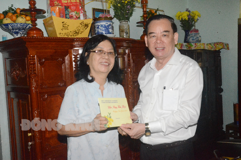Chủ tịch UBND tỉnh Trần Ngọc Tam thăm, chúc Tết cán bộ hưu trí Chủ tịch UBND tỉnh Trần Ngọc Tam trao tặng quà cho người thân đồng chí Lê Văn Nhờ - nguyên Phó bí thư Tỉnh uỷ.