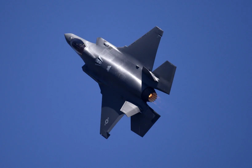 Máy bay chiến đấu F-35 của Mỹ trình diễn tại một cuộc triển lãm hàng không ở Bengaluru, Ấn Độ, ngày 14-2-2023. (Ảnh: THX/TTXVN)