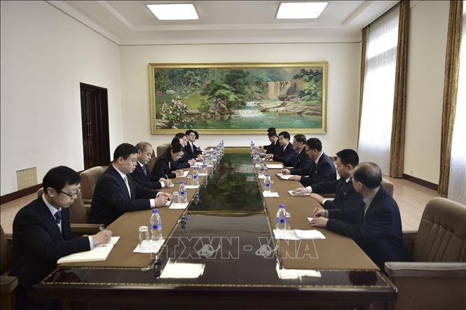 Thứ trưởng Ngoại giao Triều Tiên Pak Myong Ho và Thứ trưởng Ngoại giao Trung Quốc Tôn Vệ Đông tại cuộc gặp ở Bình Nhưỡng ngày 26-1-2024. Ảnh: AFP/TTXVN 