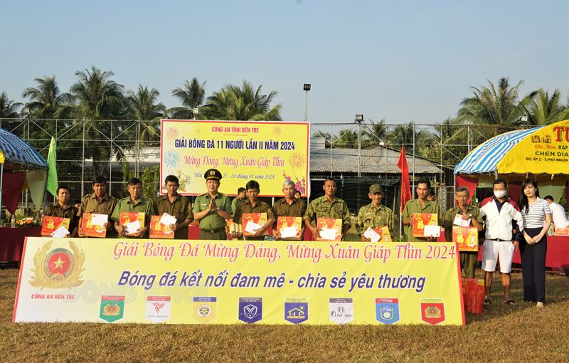 Ban tổ chức trao quà tết cho lực lượng Công an xã bán chuyên trách và đội dân phòng cơ động.