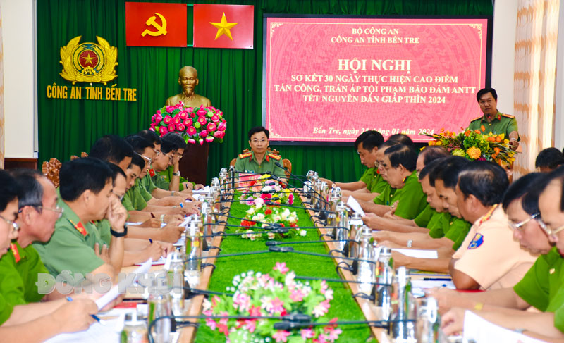 Sơ kết 1 tháng ra quân thực hiện cao điểm tấn công trấn áp tội phạm Các đại biểu dự hội nghị.