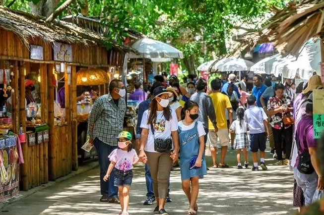 Khách du lịch tại một chợ ở Ayutthaya, Thái Lan. (Ảnh: AFP/TTXVN)