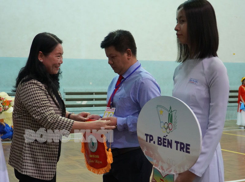 Phó chủ tịch UBND tỉnh Nguyễn Thị Bé Mười trao cờ cho đơn vị tham gia Hội khỏe Phù Đồng
