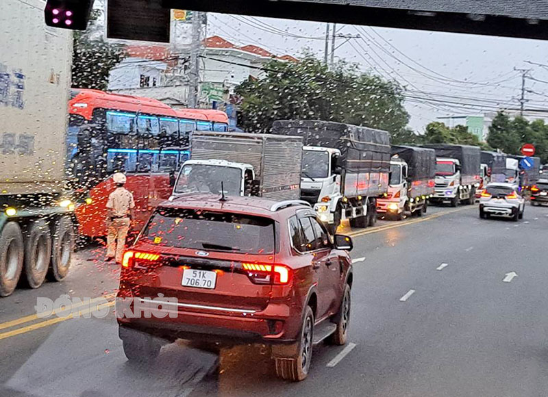 Tình trạng kẹt xe, ùn tắc giao thông thường xuyên trên cầu Rạch Miễu vẫn chưa được khắc phục.