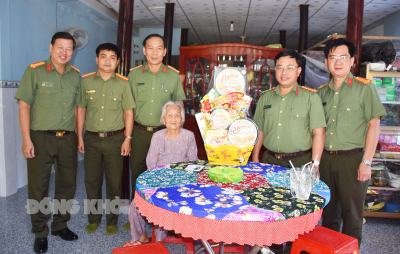 Đại tá Phạm Thanh Tùng và các thành viên trong đoàn tặng quà thân nhân đồng chí Đoàn Hữu Chí. Ảnh: Quang Duy