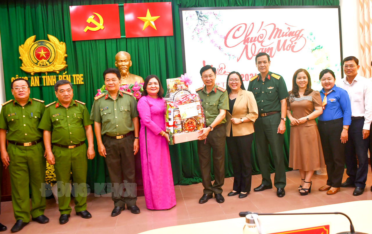 Quyền Bí thư Tỉnh ủy - Chủ tịch HĐND tỉnh Hồ Thị Hoàng Yến trao quà tết cho công an tỉnh.