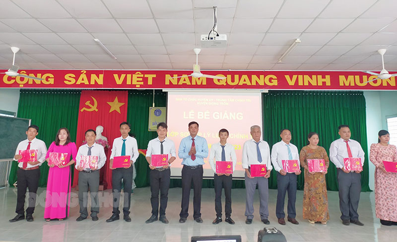 Giồng Trôm quan tâm công tác đào tạo, bồi dưỡng cán bộ, công chức, viên chức Sau đào tạo, bồi dưỡng, đội ngũ cán bộ, công chức đa số phát huy tốt kiến thức, năng lực công tác. Ảnh: Trung Vũ