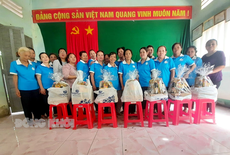 Câu lạc bộ “Phụ nữ với môi trường” ấp Hưng An Đông, xã Hưng Nhượng Tặng quà cho các chị em Câu lạc bộ “Phụ nữ với môi trường” xã Hưng Nhượng.