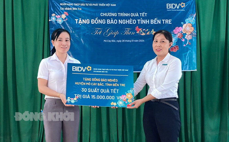 Đại diện BIDV Bến Tre trao tặng 30 suất quà tết cho huyện Mỏ Cày Bắc. Ảnh: Nguyên Khang