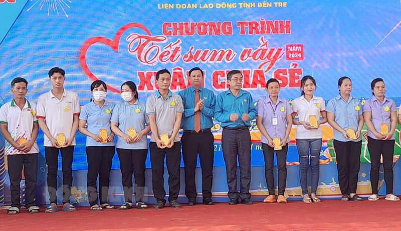 Các hoạt động chăm lo đoàn viên, người lao động và chương trình “Tết sum vầy - Xuân chia sẻ” Trưởng ban Dân vận Tỉnh ủy Bùi Văn Bia, Chủ tịch Liên đoàn Lao động tỉnh Nguyễn Phúc Linh trao quà Tết cho công nhân lao động.