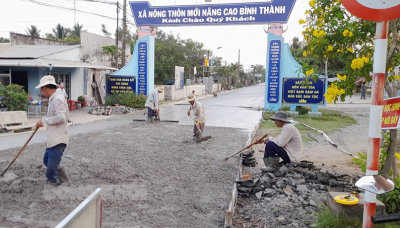 Người dân đồng tình ủng hộ ngày công lao động, kinh phí, đất đai, hoa màu góp phần xây dựng thành công xã nông thôn mới nâng cao Bình Thành.