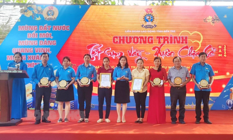 Trao giải cuộc thi trực tuyến tìm hiểu Nghị quyết Đại hội XI Công đoàn tỉnh Tại Khu du lịch Cồn Phụng, nhân dịp “Tết sum vầy - Xuân chia sẻ” năm 2024, Ban Thường vụ Liên đoàn Lao động (LĐLĐ) tỉnh đã kết hợp trao giải cuộc thi trực tuyến tìm hiểu Nghị quyết Đại hội XI Công đoàn tỉnh, nhiệm kỳ 2023 - 2028.