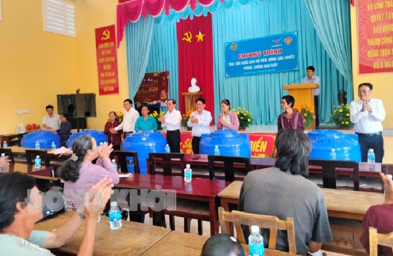 Tin hoạt động các huyện, thành phố ngày 30-1-2024 Trao bồn chứa tại xã Vĩnh Thành. Ảnh: Huỳnh Lê.