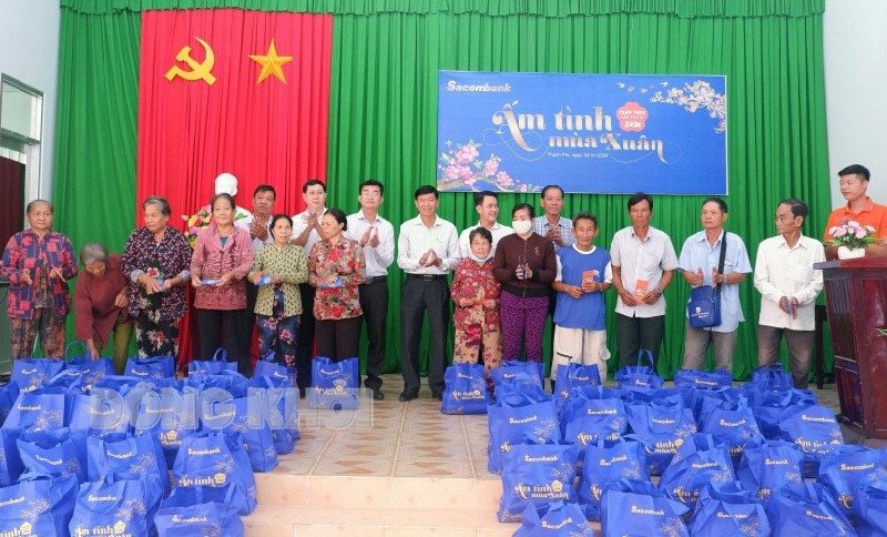 Tin hoạt động các huyện, thành phố ngày 30-1-2024 Lãnh đạo thị trấn Thạnh Phú và đơn vị Sacombank trao quà Tết cho các hộ dân. Ảnh: Minh Mừng.