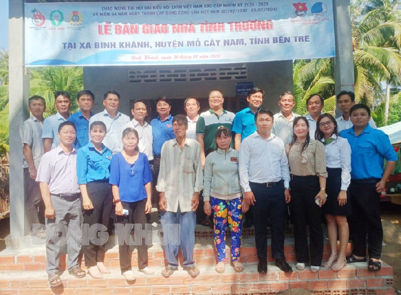 Tin hoạt động các huyện, thành phố ngày 30-1-2024 Đại biểu chụp ảnh lưu niệm cùng các gia đình được trao tặng nhà tình thương. Ảnh: Ngọc Vũ.