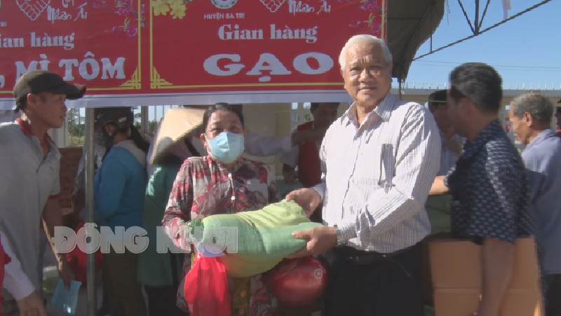 Tin hoạt động các huyện, thành phố ngày 30-1-2024 Trao qua đi chợ cho người dân. Ảnh: Trần Xiện.