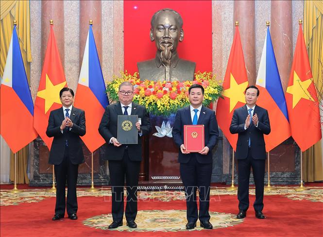 Tuyên bố báo chí chung Việt Nam - Philippines Chủ tịch nước Võ Văn Thưởng và Tổng thống Ferdinand Marcos Jr. chứng kiến trao Bản ghi nhớ giữa Bộ Công Thương Việt Nam và Bộ Nông nghiệp Philippines về hợp tác thương mại gạo. Ảnh: Thống Nhất/TTXVN