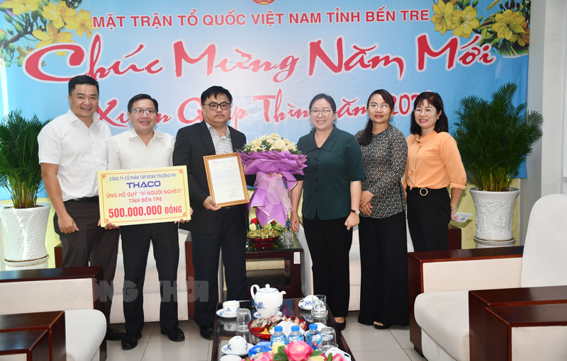 Trao bảng tượng trưng, hoa và thư cảm ơn của Tỉnh ủy.