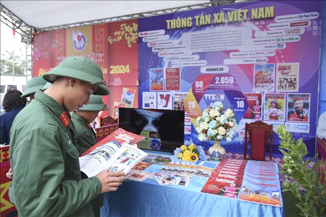 Cán bộ, chiến sĩ xem các ấn phẩm tại gian trưng bày của Thông tấn xã Việt Nam tại Hội Báo Xuân Giáp Thìn 2024. Ảnh: Xuân Tư/TTXVN