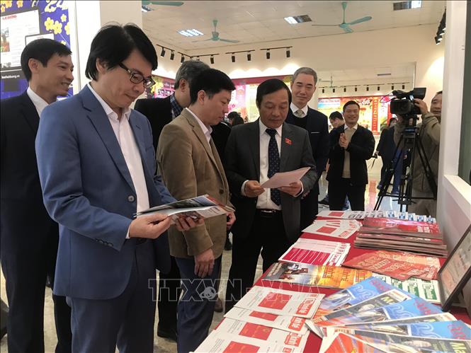 Phó bí thư Thường Trực tỉnh ủy Hải Dương Lê Văn Hiệu thăm gian trưng bày các ấn phẩm của TTXVN. Ảnh: Tiến Vĩnh/TTXVN