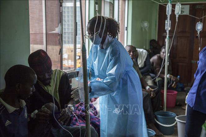 Liên hợp quốc hỗ trợ khẩn cấp 2,5 triệu USD giúp Zambia chống dịch tả bùng phát Nhân viên y tế điều trị cho bệnh nhân mắc tả tại bệnh viện ở Lusaka, Zambia, ngày 5-1-2024. Ảnh: THX/TTXVN