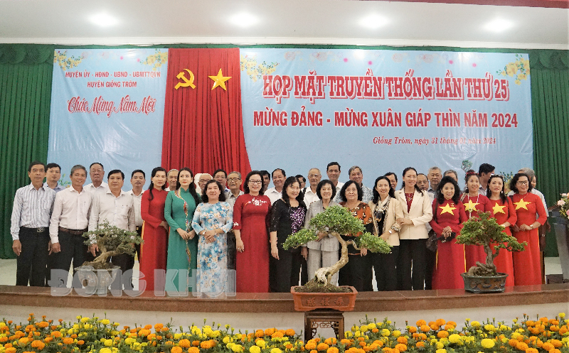 Giồng Trôm tổ chức họp mặt truyền thống mừng Đảng, mừng Xuân Giáp Thìn 2024 Các đại biểu chụp ảnh lưu niệm nhân buổi họp mặt truyền thống huyện.