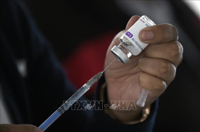 Mexico sẽ tự sản xuất vaccine phòng COVID-19 Nhân viên y tế chuẩn bị mũi tiêm vaccine ngừa COVID-19 tại một điểm tiêm chủng ở Tlalnepantla de Baz, Mexico ngày 26-5-2021. Ảnh: AFP/TTXVN