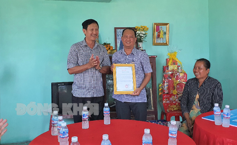 Phó giám đốc Sở Văn hóa, Thể thao và Du lịch Nguyễn Thiện Chí trao thư cảm ơn cho UBND xã Vĩnh Trạch trong phối hợp xây nhà. Ảnh: Hoàng Anh.