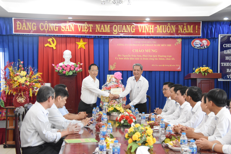 Phó chủ tịch Thường trực UBND tỉnh Nguyễn Trúc Sơn thăm, chúc Tết Công ty cổ phần cấp thoát nước Bến Tre.