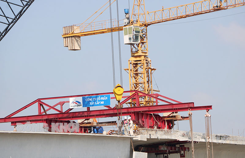 Các nhóm nhiệm vụ, giải pháp phát triển kinh tế - xã hội tỉnh năm 2024 Thi công nhịp cầu vượt sông Mỹ Tho - đây là cầu lớn thứ 2 sau cầu dây văng Rạch Miễu 2. Ảnh: T. Thảo
