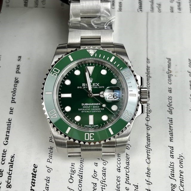 Khám phá 8 dòng đồng hồ Rolex Replica chuyên dụng, đáng mua Mẫu Rolex Submariner Date 116610LV Hulk Rep 11 Clean Factory