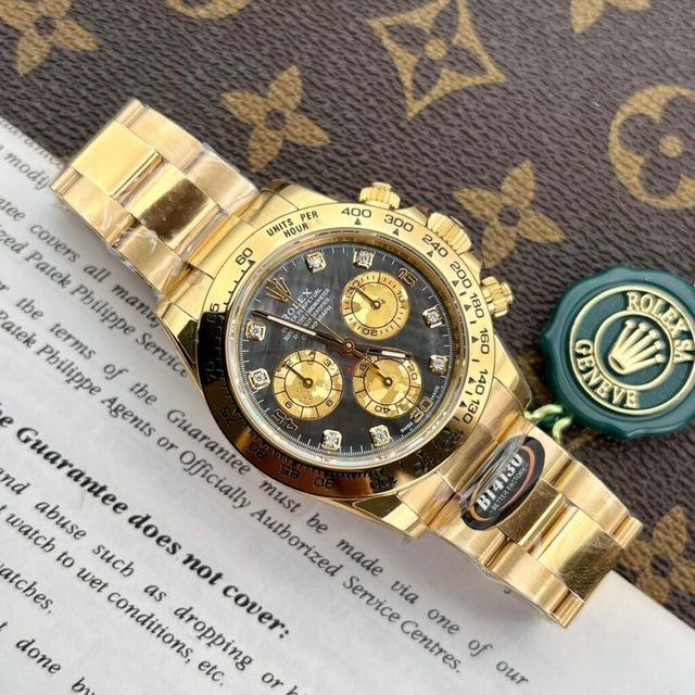 Khám phá 8 dòng đồng hồ Rolex Replica chuyên dụng, đáng mua Mẫu Rolex Cosmograph Daytona mặt xà cừ cọc số Moissanite