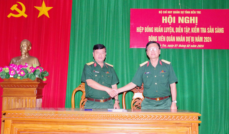 Hiệp đồng huấn luyện quân nhân dự bị năm 2024 Ký biên bản hiệp đồng huấn luyện.