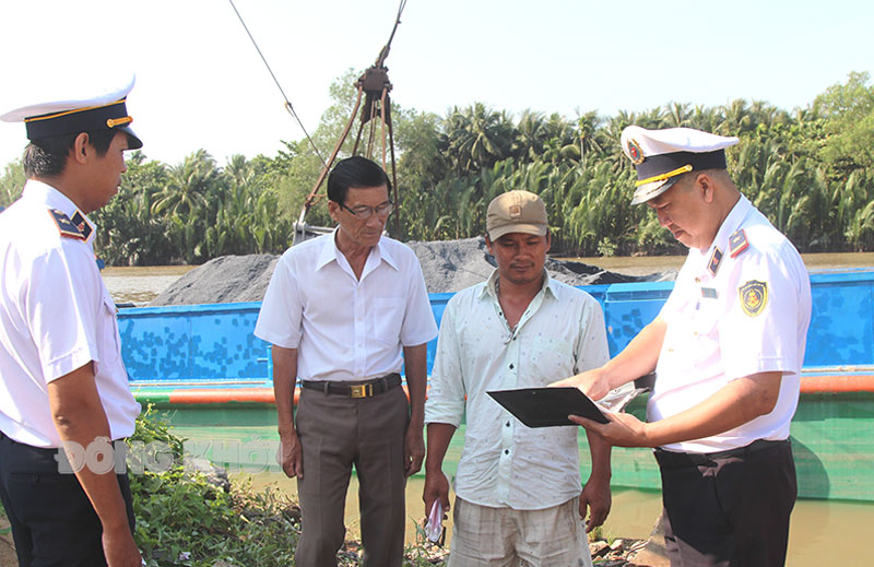Công tác đảm bảo trật tự an toàn giao thông đường thủy nội địa trong dịp Tết Kiểm tra việc chấp hành quy định pháp luật về an toàn giao thông đường thủy nội địa tại bến thủy nội địa hàng hóa.