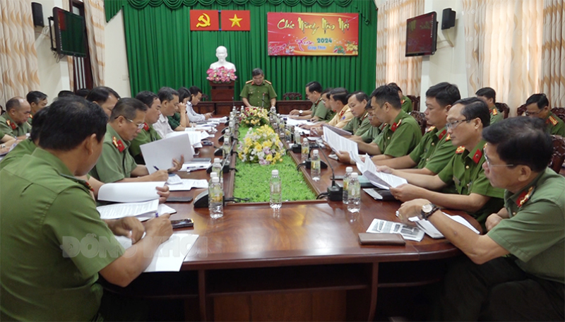 Đại tá Lê Văn Hòa phát biểu kết luận cuộc họp.