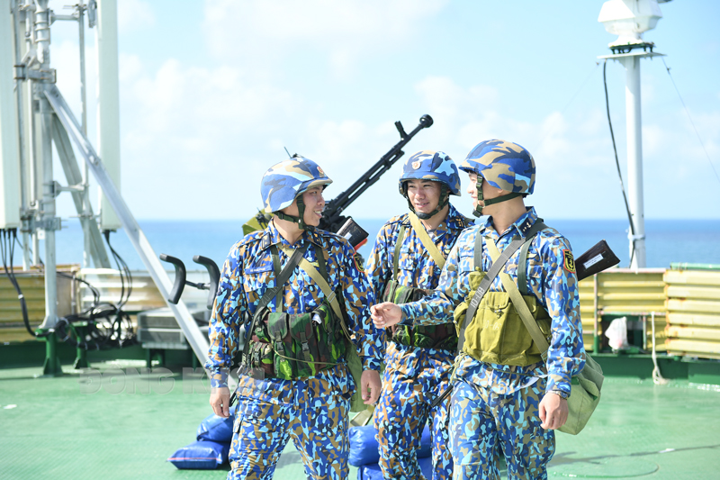 Nụ cười chiến sĩ nơi cột mốc chủ quyền trên thềm lục địa DK1.