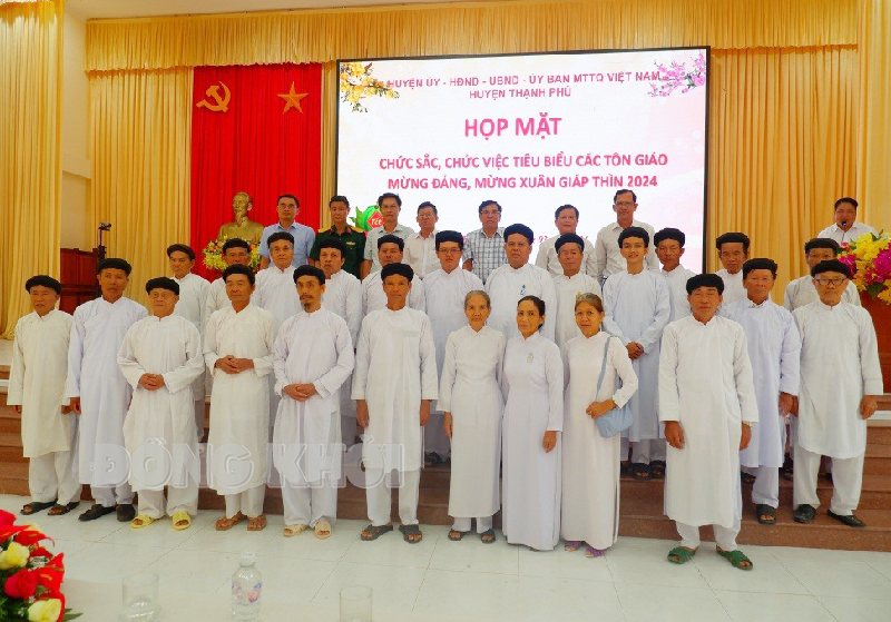 Tin hoạt động các huyện, thành phố ngày 2-2-2024 Đại biểu chụp ảnh lưu niệm tại buổi họp mặt. Ảnh: Minh Mừng.