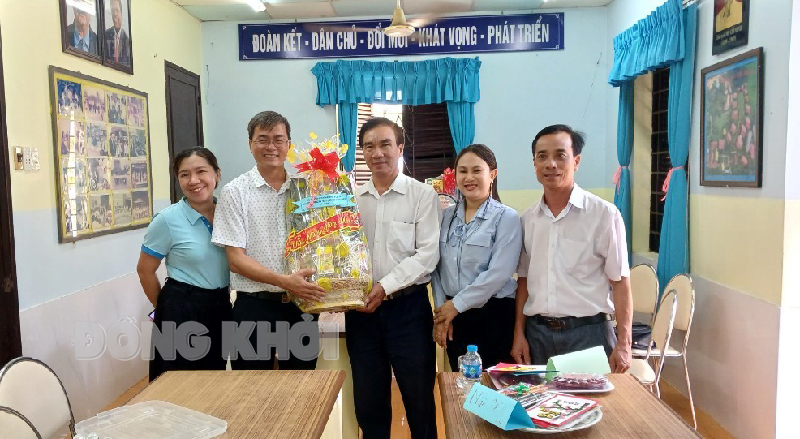Tin hoạt động các huyện, thành phố ngày 2-2-2024 Đoàn công tác thăm, chúc tết và tặng quà Làng SOS Bến Tre. Ảnh: Nguyễn Hiệp.