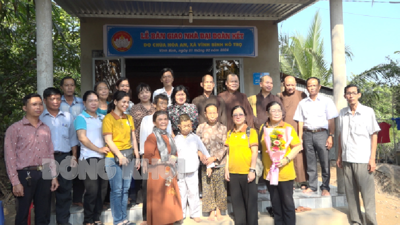 Tin hoạt động các huyện, thành phố ngày 2-2-2024 Các đại biểu dự lễ bàn giao nhà. Ảnh: Ngọc Lãm.