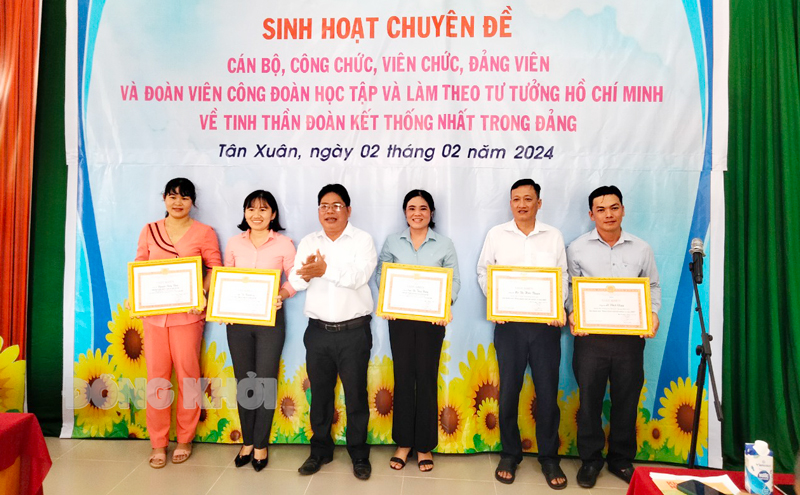 Sinh hoạt chuyên đề quý I năm 2024 nội dung “Cán bộ, đảng viên học tập và làm theo tư tưởng Hồ Chí Minh về tinh thần đoàn kết thống nhất trong Đảng” Trao giấy khen cho các cá nhân hoàn thành xuất sắc nhiệm vụ và điển hình tiêu biểu trong học tập và làm theo tư tưởng, đạo đức, phong cách Hồ Chí Minh năm 2023.