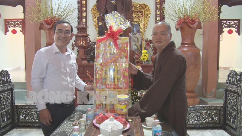 Tin hoạt động các huyện, thành phố ngày 2-2-2024 Lãnh đạo huyện chúc Tết trụ trì, tăng ni, phật tử chùa Bửu Sơn: Ảnh: Trần Xiện.